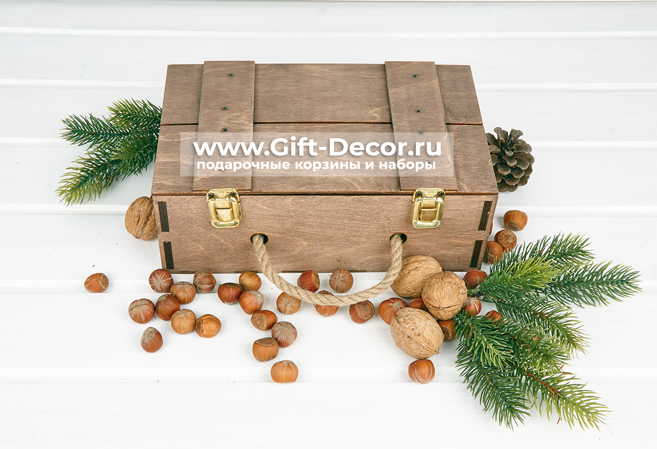 Новогодние конфеты в деревянной коробке